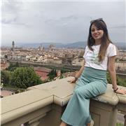 Docente laureata in scienze della formazione primaria impartisce lezioni per bambini di scuola primaria e ragazzi della scuola secondaria di primo grado